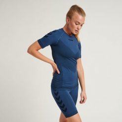 KOSZULKA SPORTOWA T-SHIRT HUMMEL FIRST SEAMLESS DAMSKA. Niebieskie t-shirty sportowe Hummel, l, bez wzorów, z materiału, bez ramiączek, do piłki nożnej. Za 127.50 zł.