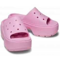 Klapki Crocs Stomp Slide 209346-6WY różowe. Czerwone klapki bez wzorów, z materiału, casualowe, bez obcasa, bez zapięcia. Za 394.65 zł.