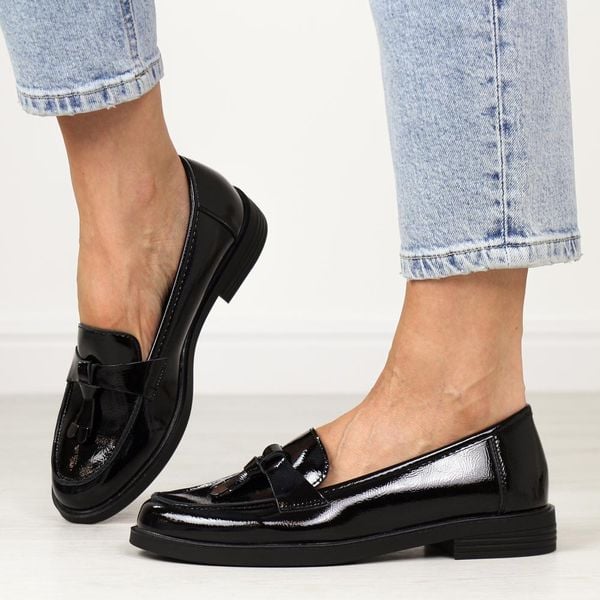 Czarne lakierowane mokasyny damskie Potocki 12369. Czarne mokasyny POTOCKI, z aplikacjami, z lakierowanej skóry, z okrągłym noskiem. Za 169.00 zł.