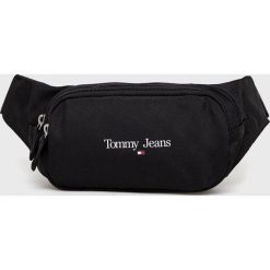 Tommy Jeans nerka kolor czarny. Czarne nerki i saszetki Tommy Jeans, bez wzorów, z jeansu, z nadrukiem, bez dodatków. Za 269.99 zł.