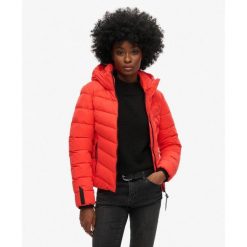 Kurtka pikowana z kapturem z mikrofibry SUPERDRY. Czerwone kurtki Superdry, bez wzorów, z mikrofibry, eleganckie, z kapturem. W wyprzedaży za 321.05 zł.