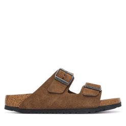 Klapki Birkenstock. Brązowe klapki Birkenstock, bez wzorów, bez obcasa, bez zapięcia. Za 549.99 zł.