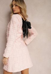 Różowa Elegancka Sukienka z Kokardą i Ozdobnymi Kwadratami Sadunna. Czerwone sukienki Renee, do pracy, m, bez wzorów, biznesowe, bez kołnierzyka, bez ramiączek, mini, proste. W wyprzedaży za 83.99 zł.
