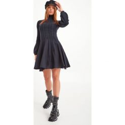 SUKIENKA EMPORIO ARMANI. Sukienki Emporio Armani, bez wzorów, eleganckie, bez kołnierzyka, bez ramiączek. W wyprzedaży za 981.75 zł.