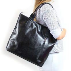Torebka skórzana DAN-A T377 czarna. Czarne torebki klasyczne DAN-A, bez wzorów, ze skóry, bez dodatków. Za 329.99 zł.