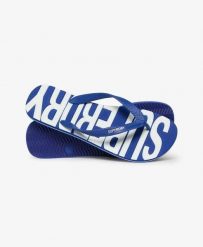 Superdry Klapki Core Logo z gumy, lekkie i wygodne – Regal Blue/Optic. Niebieskie klapki Superdry, bez wzorów, z gumy, klasyczne, bez obcasa, bez zapięcia. Za 134.40 zł.
