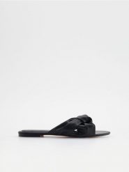 Klapki z imitacji skóry - czarny. Czarne klapki Reserved, bez wzorów, ze skóry, klasyczne, bez obcasa, bez zapięcia. W wyprzedaży za 39.99 zł.