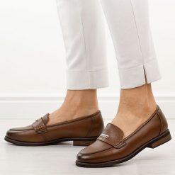 Brązowe skórzane mokasyny damskie Cambell 19381. Brązowe mokasyny Cambell, z aplikacjami, z jeansu, z okrągłym noskiem. Za 229.00 zł.