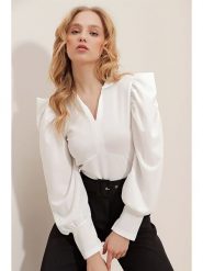 Trend Alaçatı Stili Bluzka w kolorze białym rozmiar: M. Białe bluzki Trend Alaçatı Stili, m, bez wzorów, bez kołnierzyka, bez ramiączek. Za 48.05 zł.