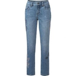 Dżinsy RELAXED z haftem bonprix niebieski "stone”. Niebieskie jeansy bonprix, bez wzorów, z jeansu. Za 59.99 zł.