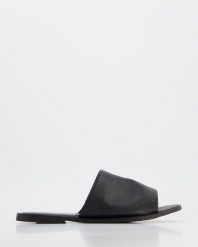 KLAPKI DAMSKIE 3539MORO29 BLACK. Czarne klapki Venezia, bez wzorów, ze skóry, bez obcasa, bez zapięcia. Za 139.00 zł.