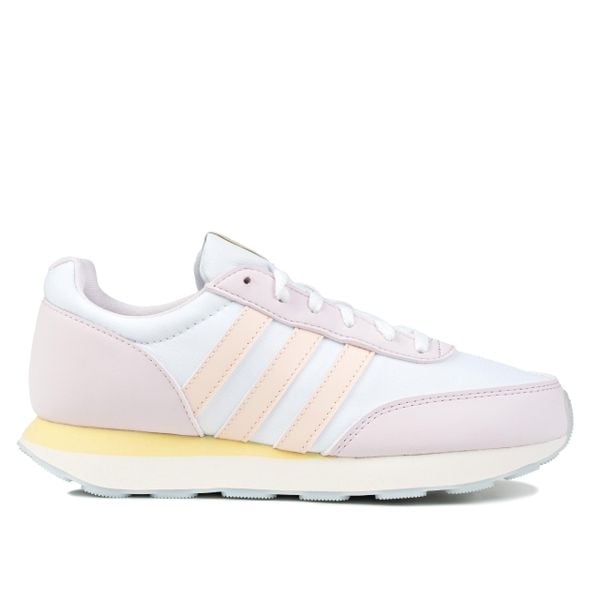 Buty damskie sportowe do chodzenia Adidas RUN 60S. Białe buty sportowe lifestyle adidas, bez wzorów, sportowe, bez zapięcia. W wyprzedaży za 199.00 zł.