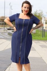 Sukienka wysmuklająca zdobiona srebrną lamówką z zamkiem NORA granatowa. Szare sukienki KARKO, do pracy, plus size, z aplikacjami, z dzianiny, biznesowe, bez kołnierzyka, plus size, bez ramiączek, maxi, dopasowane. Za 369.50 zł.