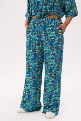 Spodnie "tropikalna energia" z kompletu Riva - wakacyjny styl, wygoda i lekkość PLUS SIZE XXL OVERSIZE. Spodnie materiałowe Moda Size Plus Iwanek, bez wzorów, z jeansu, biznesowe, z podwyższonym stanem, krótkie. W wyprzedaży za 164.90 zł.