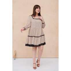 Sukienka Mirella Plus Size Kropki / Jasny Beż. Brązowe sukienki blue shadow, na co dzień, plus size, z aplikacjami, z bawełny, boho, bez kołnierzyka, plus size, bez ramiączek, proste. Za 309.90 zł.