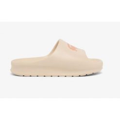 Klapki damskie Lacoste Serve Slide 2.0 na basen. Białe klapki Lacoste, bez wzorów, z dresówki, sportowe, bez obcasa, bez zapięcia. Za 233.20 zł.