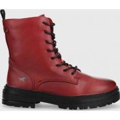 Mustang workery damskie kolor czerwony na platformie lekko ocieplone. Czerwone botki Mustang, bez wzorów, z gumy, z okrągłym noskiem, bez obcasa, na platformie, bez zapięcia. Za 329.99 zł.
