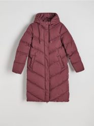 Pikowana kurtka z kapturem - burgundowy. Czerwone kurtki Reserved, l, bez wzorów, z tkaniny, z kapturem. W wyprzedaży za 179.99 zł.