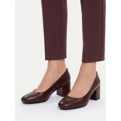 Czółenka Go Soft. Czerwone czółenka GO SOFT, bez wzorów, bez obcasa, bez zapięcia. Za 139.99 zł.