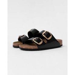 Klapki damskie Birkenstock Arizona Big Buckle. Czarne klapki Birkenstock, bez wzorów, z materiału, eleganckie, bez obcasa, bez zapięcia. Za 759.00 zł.