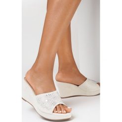 Beżowe Klapki Ghala. Brązowe klapki Born2be, bez wzorów, eleganckie, z otwartym noskiem, bez obcasa, na koturnie, bez zapięcia. W wyprzedaży za 62.99 zł.