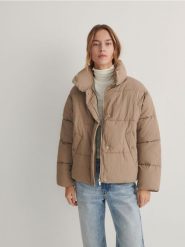 Pikowana kurtka - brązowy. Brązowe kurtki Reserved, l, bez wzorów, bez kaptura. W wyprzedaży za 69.99 zł.