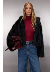 Trendyol Kurtka pluszowa w kolorze czarnym rozmiar: M. Czarne kurtki Trendyol, m, bez wzorów, bez kaptura. Za 165.31 zł.