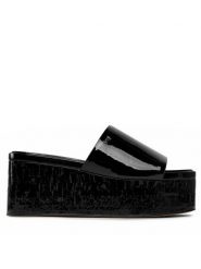 DKNY Klapki K1305611 Czarny. Czarne klapki DKNY, bez wzorów, z tworzywa sztucznego, bez obcasa, bez zapięcia. Za 399.99 zł.