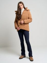 Kurtka damska pikowana z kapturem brązowa Mirake 802. Brązowe kurtki BIG STAR, l, bez wzorów, eleganckie, z kapturem. W wyprzedaży za 259.99 zł.