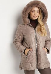 Ciemnobeżowa Pikowana Kurtka z Kapturem z Futerkiem Azilma. Brązowe kurtki Born2be, plus size, bez wzorów, z dzianiny, klasyczne, z kapturem. Za 199.99 zł.