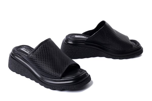 ARTIKER RELAKS 54C0305 czarny, klapki damskie. Czarne klapki Artiker Relaks, bez wzorów, ze skóry, bez obcasa, na koturnie, bez zapięcia. Za 199.90 zł.