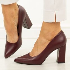 Bordowe pu czółenka damskie na słupku Sergio Leone Pb216. Czerwone czółenka Sergio Leone, na jesień, bez wzorów, ze skóry, eleganckie, bez obcasa, na słupku, bez zapięcia. W wyprzedaży za 152.10 zł.