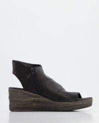SANDAŁY Z CHOLEWKĄ 7806 PELLE NERO. Sandały Venezia, bez wzorów, ze skóry, bez obcasa, bez zapięcia. Za 299.00 zł.