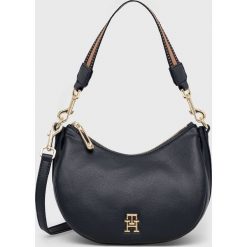 Tommy Hilfiger torebka kolor granatowy. Niebieskie listonoszki Tommy Hilfiger, bez wzorów, z włókna, na ramię, bez dodatków. W wyprzedaży za 469.99 zł.