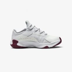 Buty sportowe Air Jordan 11 CMFT Low. Białe buty treningowe Jordan, bez wzorów, bez zapięcia. Za 439.00 zł.