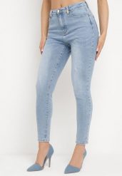 Jasnoniebieskie Jeansy Skinny z Elastycznej Bawełny z Ozdobną Szlufką Almiria. Niebieskie jeansy Born2be, bez wzorów, z bawełny, eleganckie, z podwyższonym stanem. W wyprzedaży za 84.99 zł.
