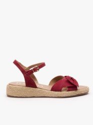 Bordowe sandały z kokardą. Czerwone sandały Ryłko, bez wzorów, ze skóry, boho, z okrągłym noskiem, bez obcasa, na płaskiej podeszwie, bez zapięcia. Za 399.99 zł.