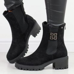 Czarne zamszowe botki damskie T.Sokolski Z24-167. Czarne botki Sokolski, bez wzorów, z zamszu, eleganckie, z okrągłym noskiem, bez obcasa, bez zapięcia. W wyprzedaży za 153.30 zł.