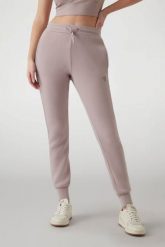 GUESS Dresowe damskie spodnie w kolorze taupe Allie Scuba, Rozmiar XS. Brązowe spodnie dresowe Guess, z aplikacjami, z dresówki. W wyprzedaży za 209.99 zł.