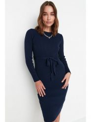 Trendyol Sukienka dzianinowa w kolorze granatowym rozmiar: L. Niebieskie sukienki Trendyol, na imprezę, l, bez wzorów, z dzianiny, bez kołnierzyka, bez ramiączek, midi. Za 114.44 zł.