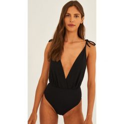 Undress Code jednoczęściowy strój kąpielowy kolor czarny miękka miseczka. Czarne stroje jednoczęściowe Undress Code, bez wzorów, z dzianiny. Za 489.99 zł.