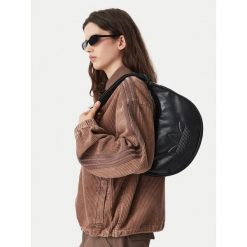 Torebka adidas. Czarne torebki klasyczne adidas, bez wzorów, klasyczne, bez dodatków. Za 179.99 zł.