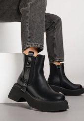 Czarne Botki Typu Sztyblety na Grubej Podeszwie Zdobione Nitami przy Cholewce Tularina. Czarne botki Renee, z aplikacjami, z jeansu, rockowe, bez obcasa, na płaskiej podeszwie, bez zapięcia. Za 169.99 zł.