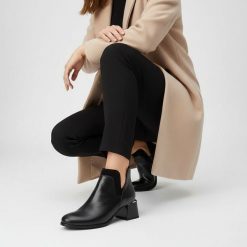 Botki damskie Armodo, skórzane licowe na obcasie z okrągłym noskiem na suwak, czarne, 60559-S. Czarne botki Armodo, bez wzorów, ze skóry, eleganckie, z okrągłym noskiem, bez obcasa, na obcasie, bez zapięcia. Za 319.00 zł.