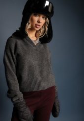 Ciemnoszary Krótki Sweter z Trójkątnym Dekoltem Ozdobiony Kołnierzykiem Savalin. Szare swetry Renee, uniwersalny, bez wzorów, z bawełny, casualowe, bez ramiączek. W wyprzedaży za 127.99 zł.