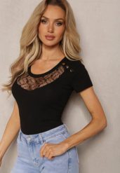 Czarna Bluzka z Bawełny Ozdobiona Złotymi Guzikami i Koronkową Wstawką Bernicia. Czarne bluzki Renee, s, bez wzorów, z bawełny, eleganckie, bez kołnierzyka, bez ramiączek. W wyprzedaży za 51.99 zł.