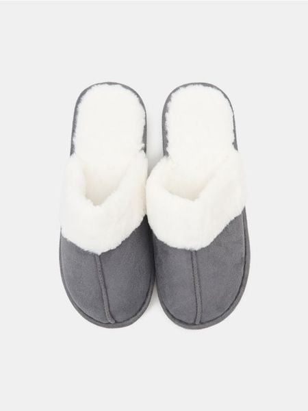 Kapcie ze sztucznym futerkiem - szary. Szare kapcie Sinsay, bez wzorów. Za 29.99 zł.