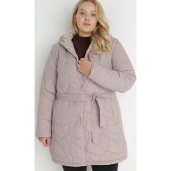 Beżowa Kurtka z Odpinanym Rękawem i Wiązanym Paskiem Taleinia. Brązowe kurtki Born2be, plus size, bez wzorów, z jeansu, bez kaptura. W wyprzedaży za 293.99 zł.