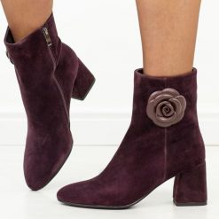 Fioletowe skórzane botki damskie na słupku DiA 9053. Fioletowe botki DiA, z aplikacjami, z jeansu, eleganckie, bez obcasa, na słupku, bez zapięcia. Za 439.00 zł.