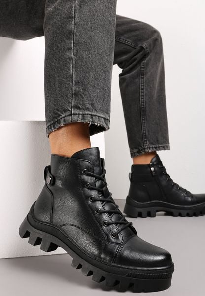 Czarne Botki Trapery z Paskiem i Wycięciem z Tyłu Ademoria. Czarne traperki Renee, bez wzorów, klasyczne, bez obcasa, na płaskiej podeszwie, bez zapięcia. Za 139.99 zł.